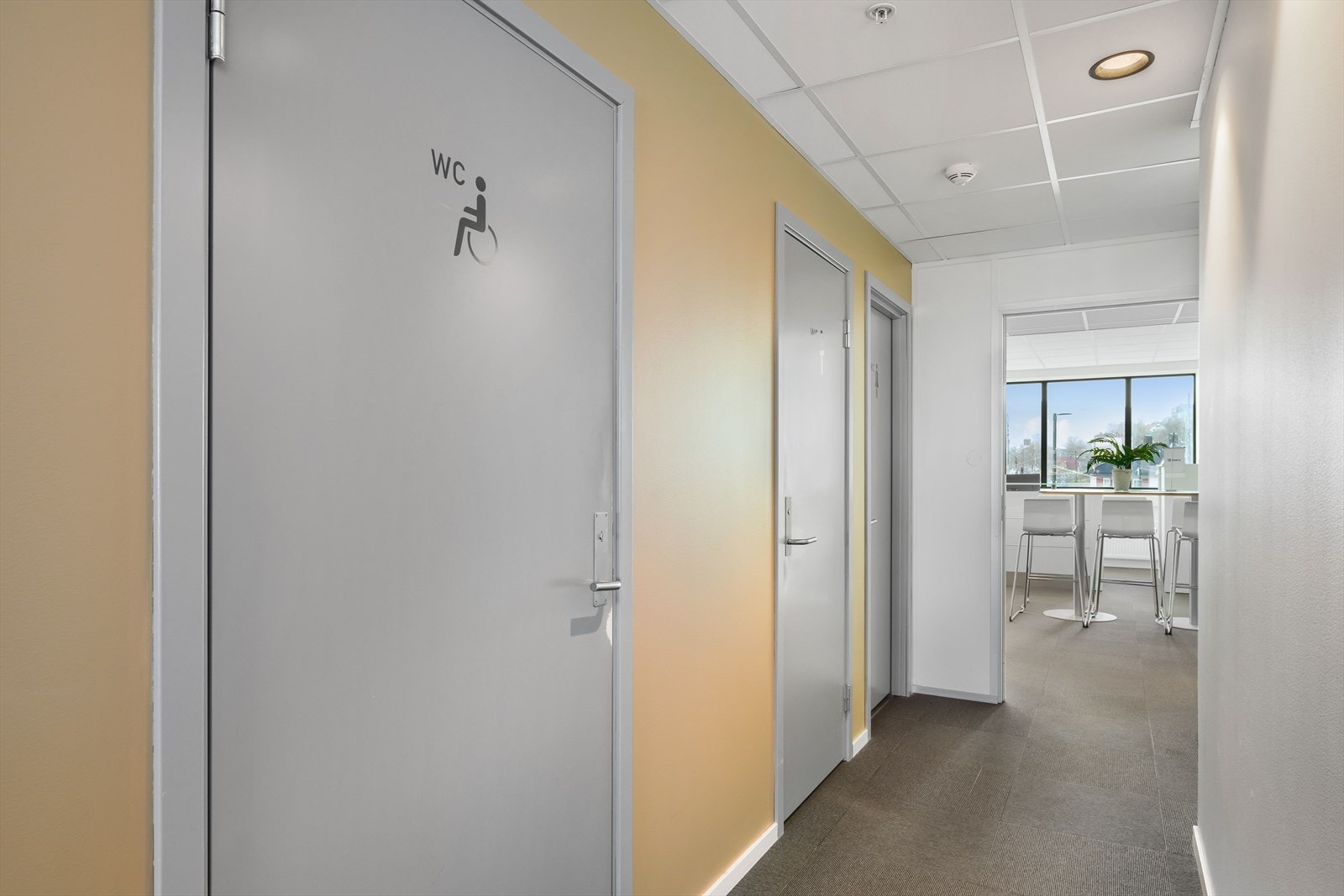 Egne toaletter til lokalene, også med HCWC. Galleribilde