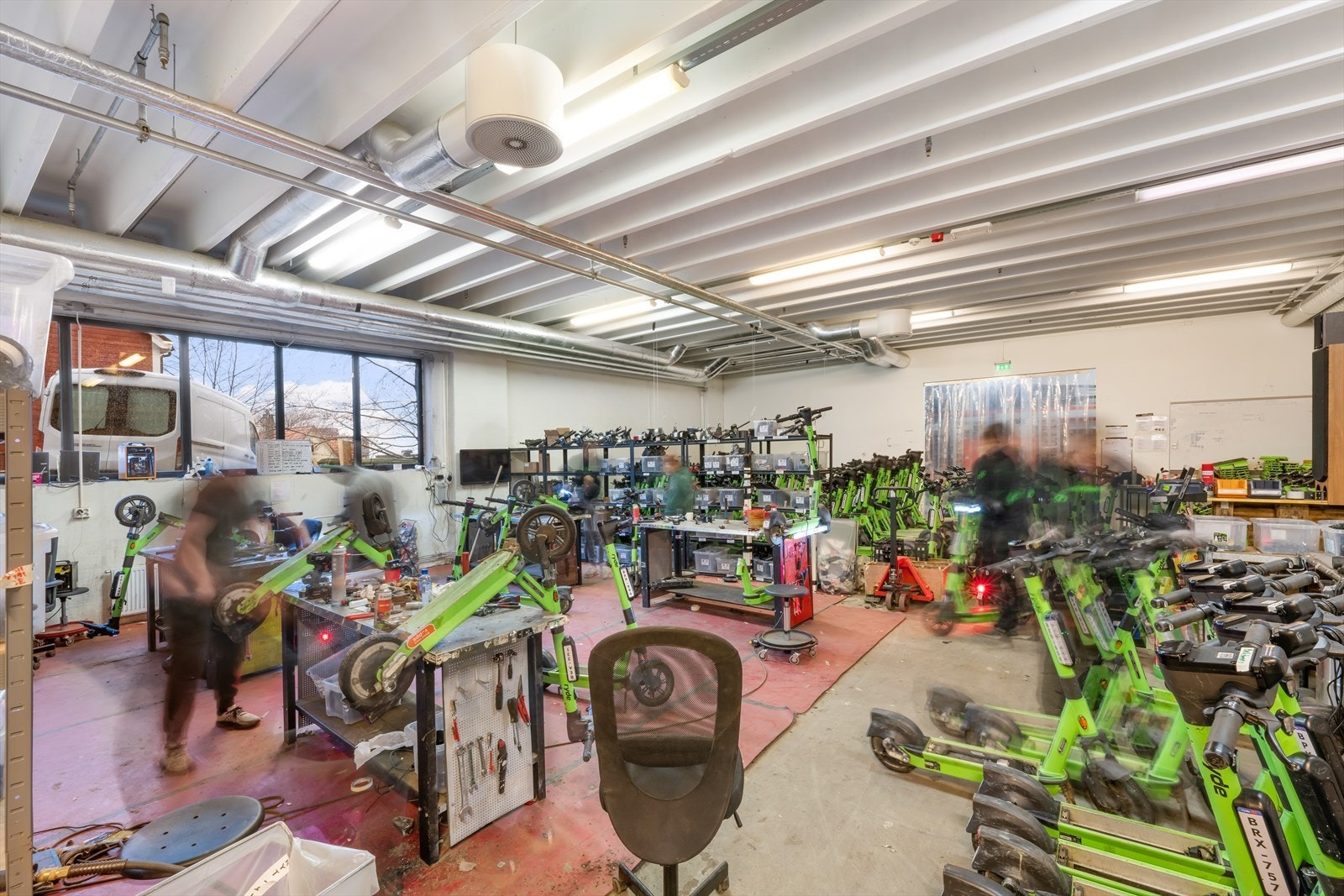 Åpent lagerareal med dagslys og en takhøyde på ca. 3,7 meter Galleribilde