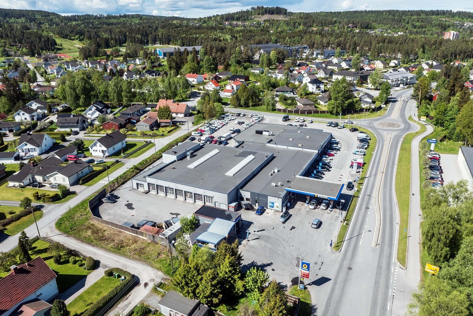 Eldre flyfoto med gammel profilering på bygget Galleribilde