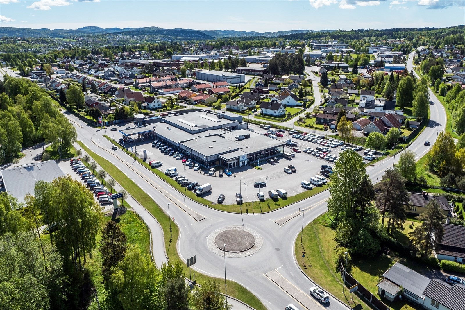 Eldre flyfoto med gammel profilering på bygget Galleribilde