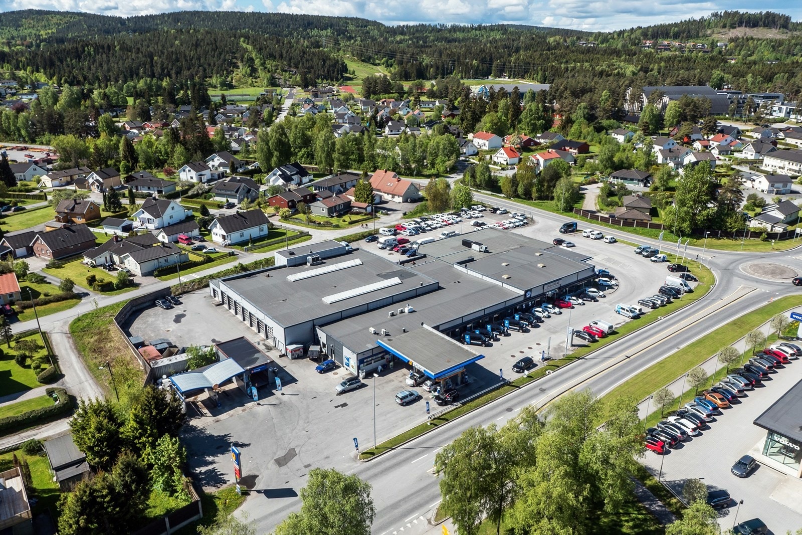 Eldre flyfoto med gammel profilering på bygget Galleribilde