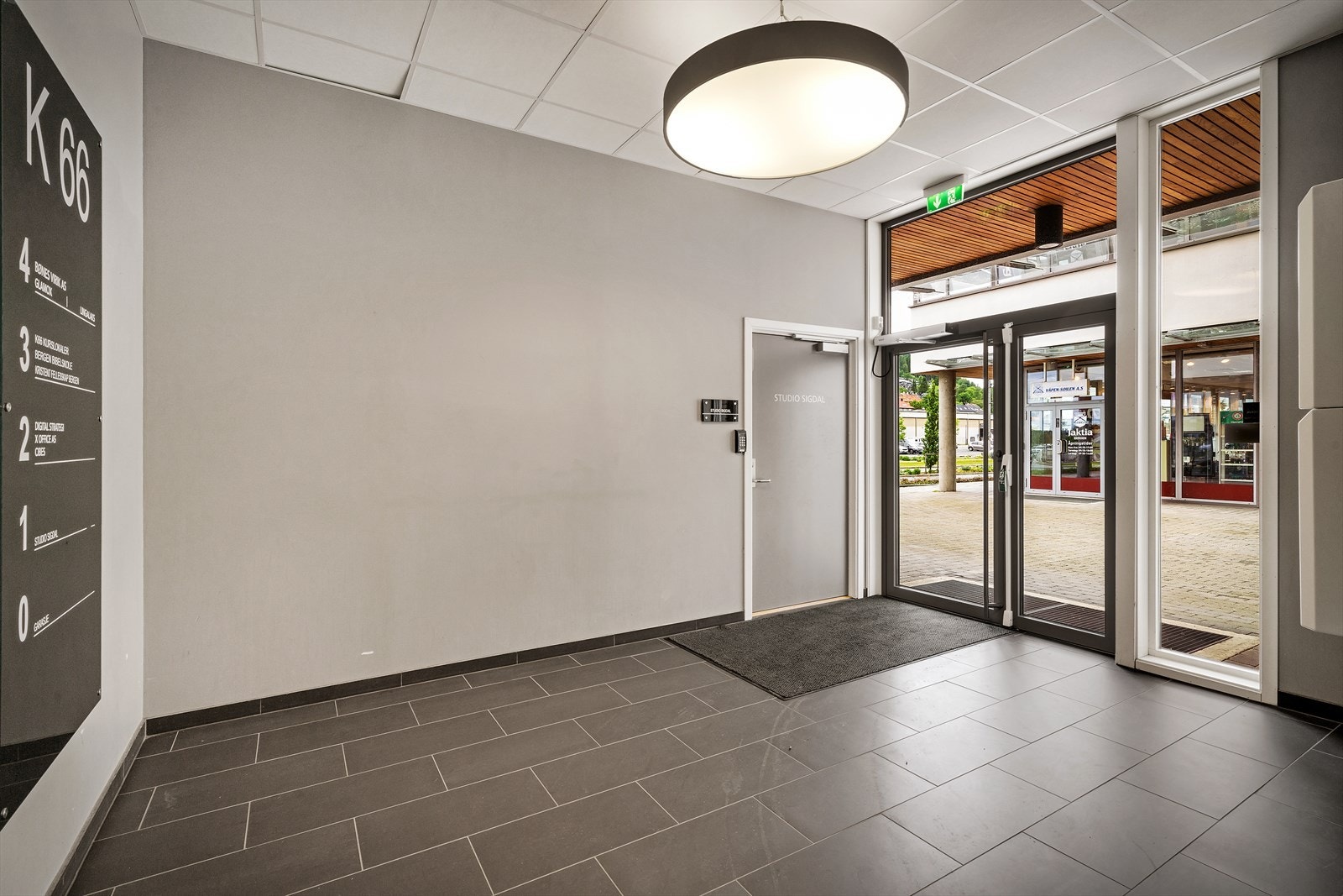 Inngang i 1.etasje - felles inngang for bygget med heis Galleribilde