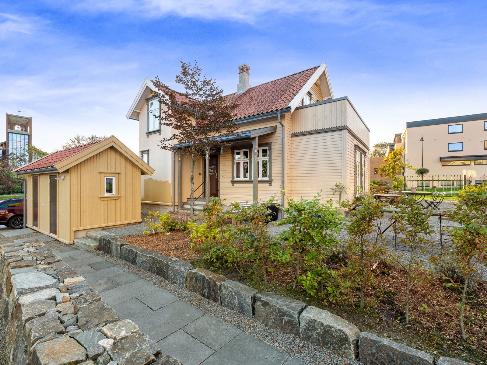 Huset har kopi av stilriktige vindusgeritkter - tradisjonelt liggende trekledning med staff og linoljemalte fasader. . Galleribilde