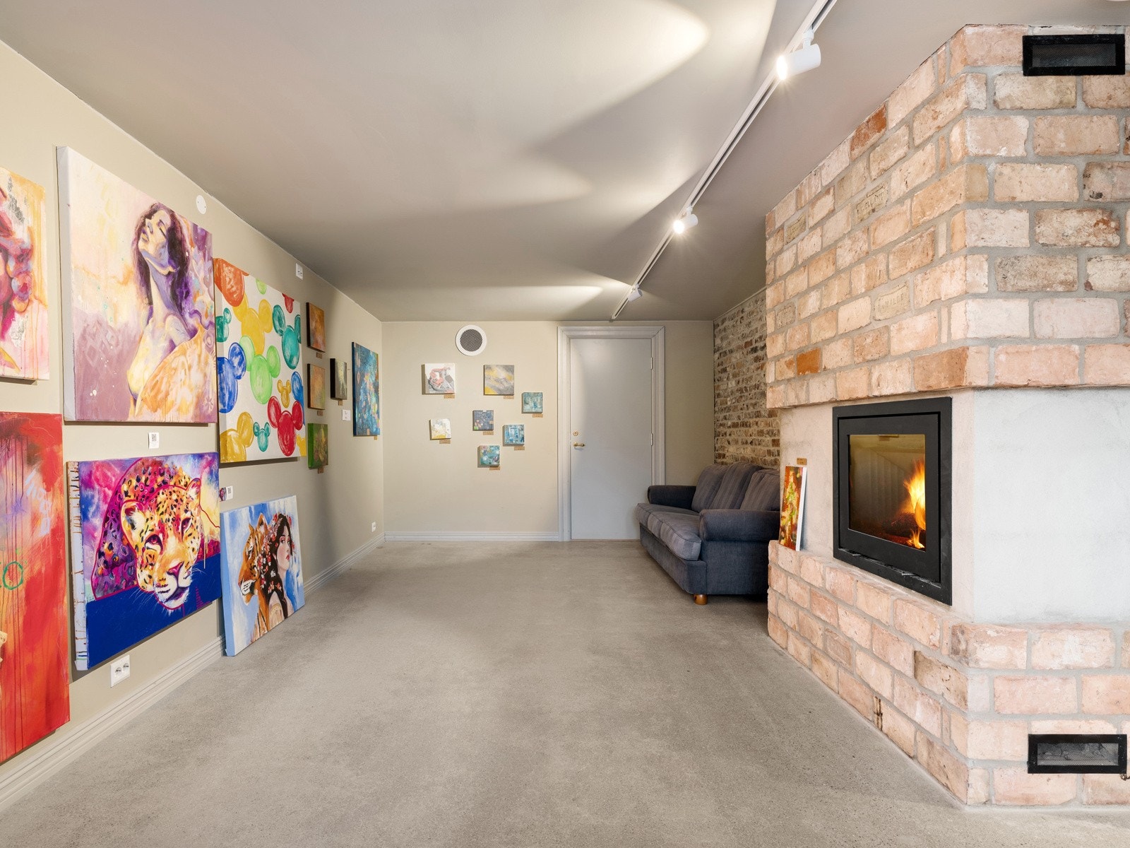 I kjelleretasjen har en tilrettelag for "salong" med vedovn og historisk teglstein fra teglverket til Gann Graveren i Sandnes. Galleribilde