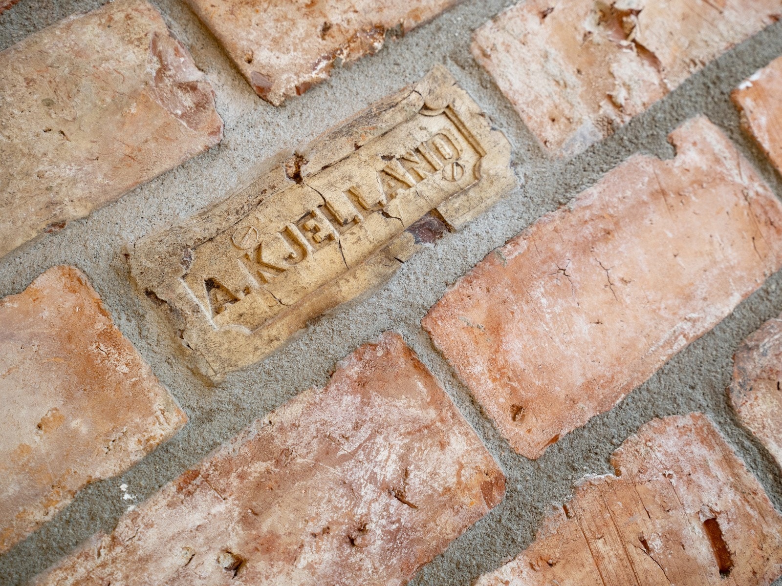 Ca. 8000 teglsteiner som er benyttet i Steinslandshuset er rensket for hånd. Galleribilde