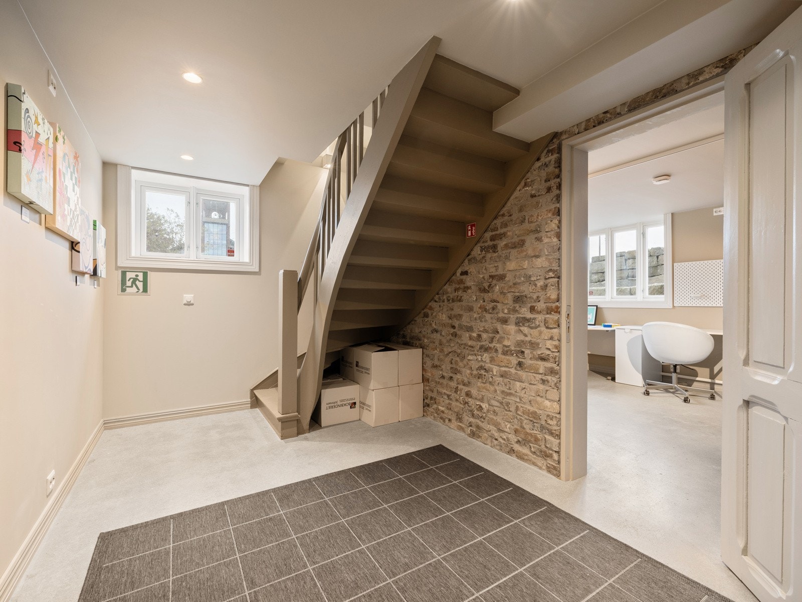 Trappenedngangen fra næringsdelens første etasje. Galleribilde