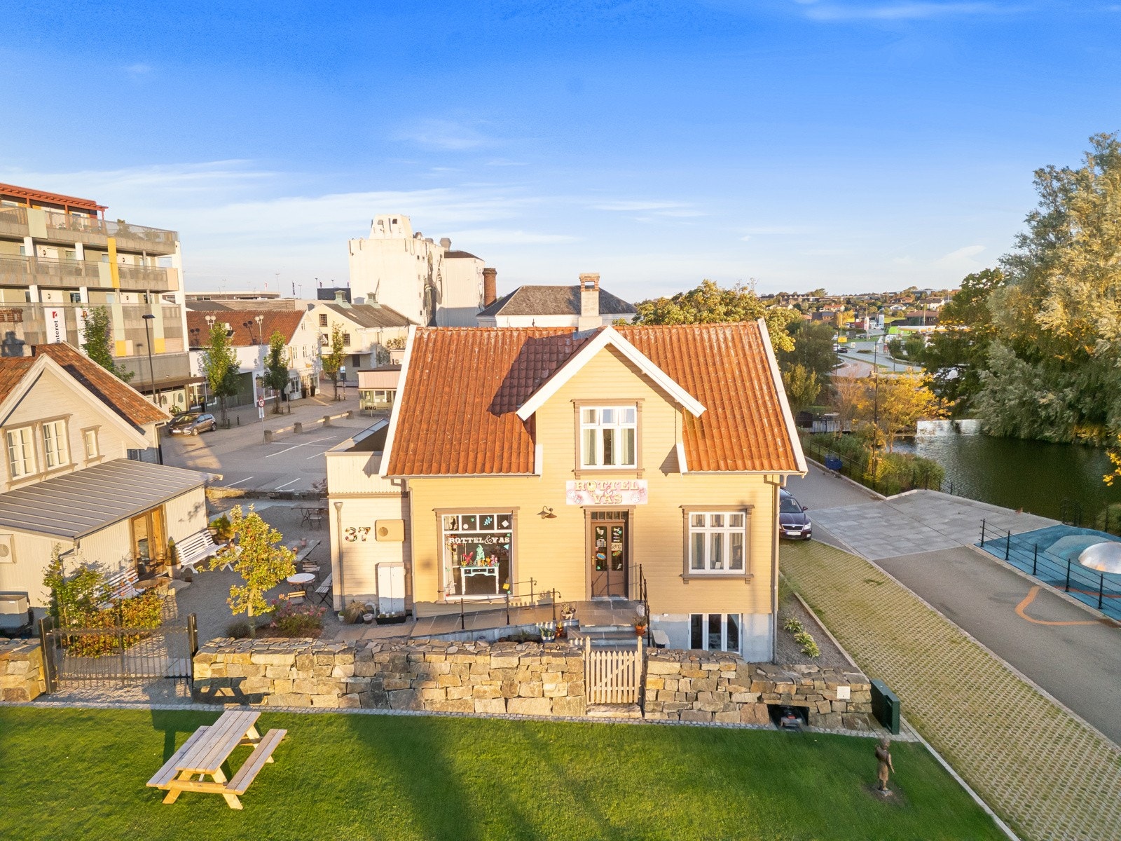 Steinslandshuset er et lite kjøpsmannshus som med sin fasade i sveitser stil har satt sitt preg i Bryne nedre stasjon i generasjoner. Galleribilde