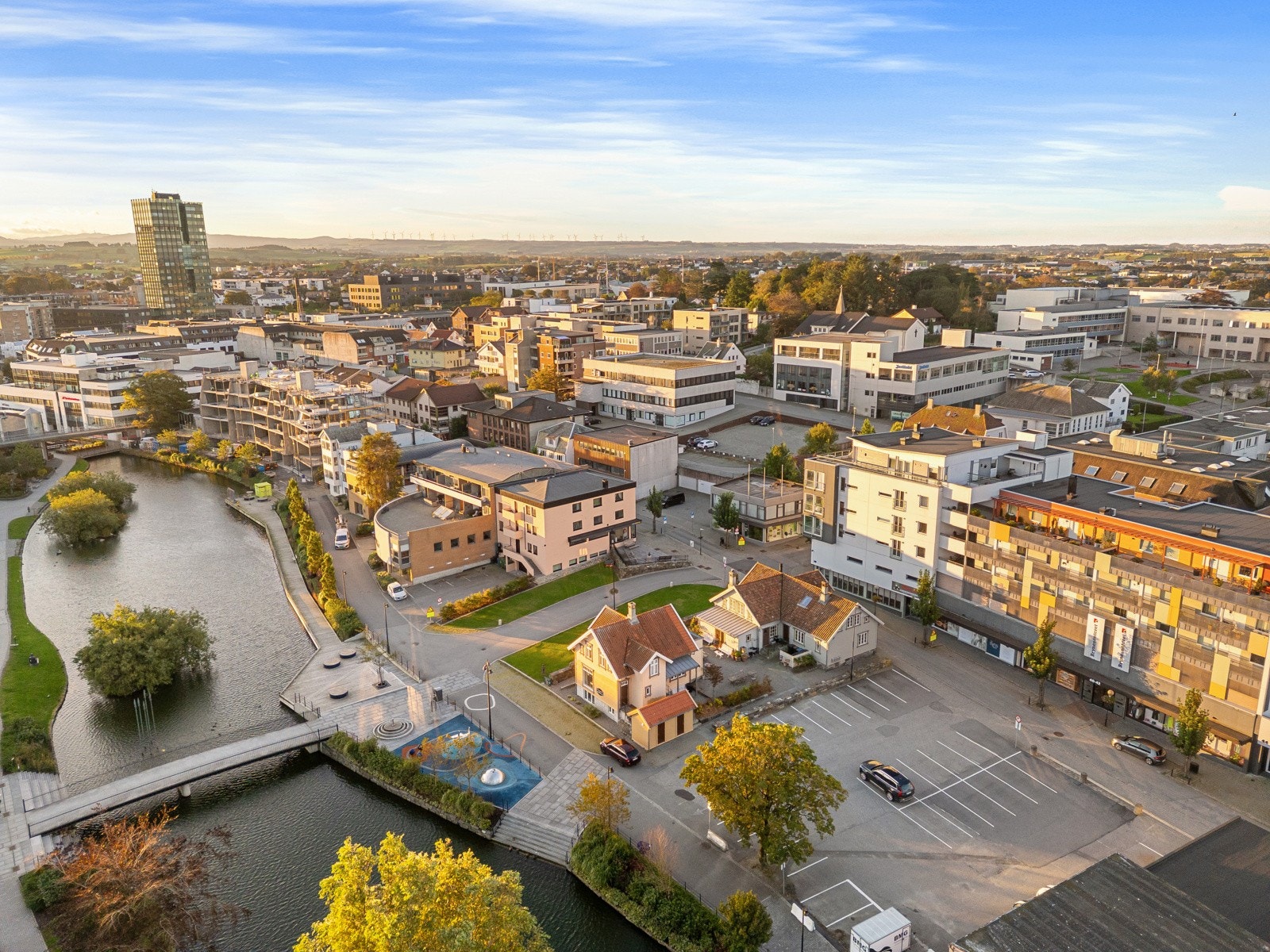 Disse byggene stod for forfall langs Storgata i årevis og har gått fra rønner til populære bruksobjekter med en sterk identitetsbyggende historiefortelling om brynebuens gamle hverdag. Galleribilde