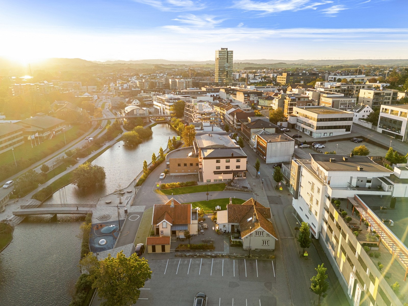 Begge husene er vernet i kommunedelplanen for Bryne sentrum der Aarresmia er er avsatt som vern med spesialområde H_570 og Steinslandshuset merket R/3 i temakart nr. 10 som høyt prioritert kulturminne. Galleribilde