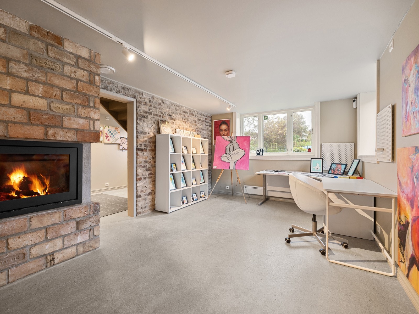 Hele etasjen har varmekabler. I tillegg til en lun, stilfull vedovn. Galleribilde