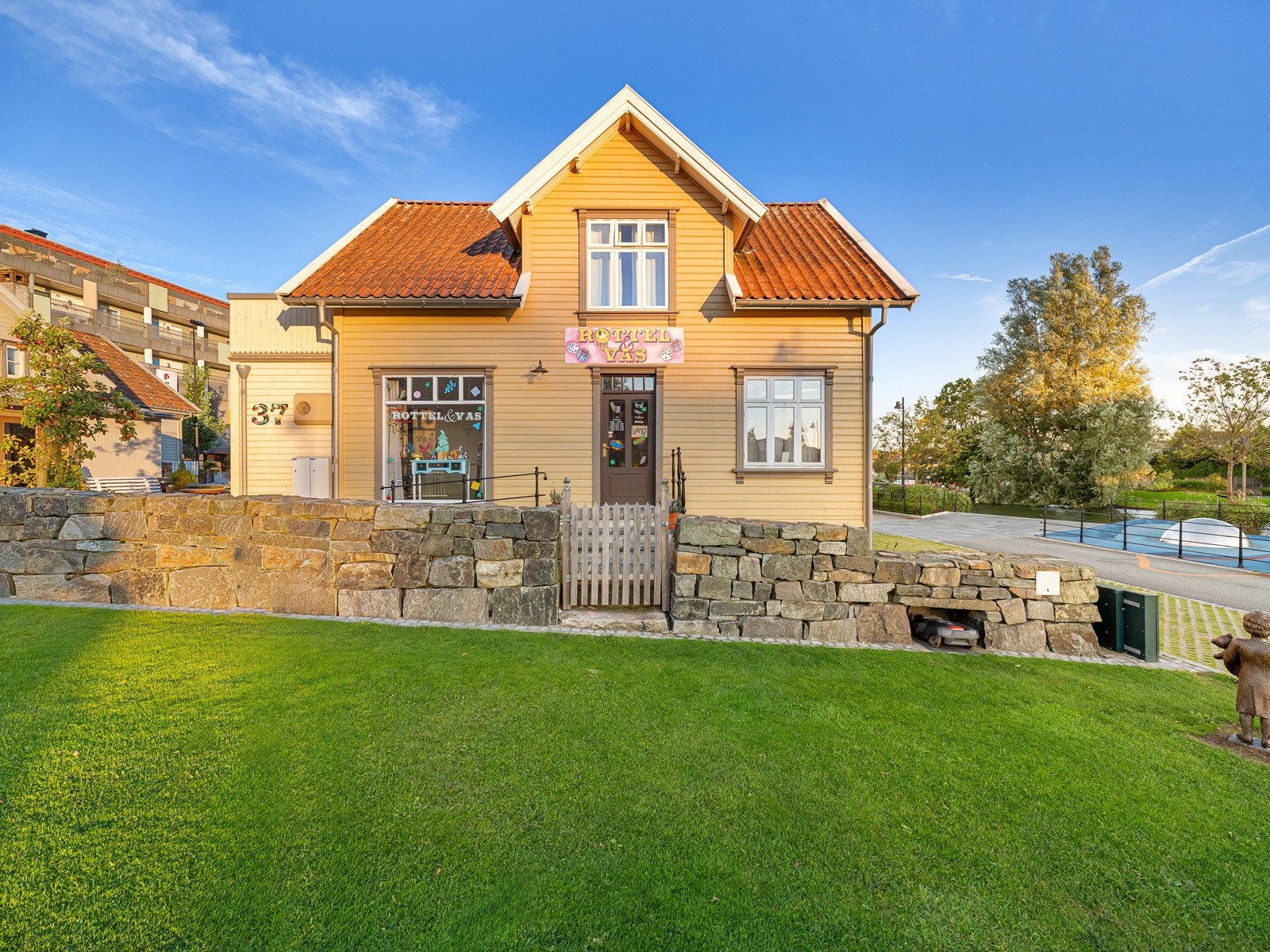 Her ble huset grunnleggende restaurert med justerte planer for næringsdel og boligen i 2. etasje. Huset fikk tak og etasjeskillere forsterket og klimaskall ble isolert samt nye stilriktige vindu md kittfals og beslag. Galleribilde