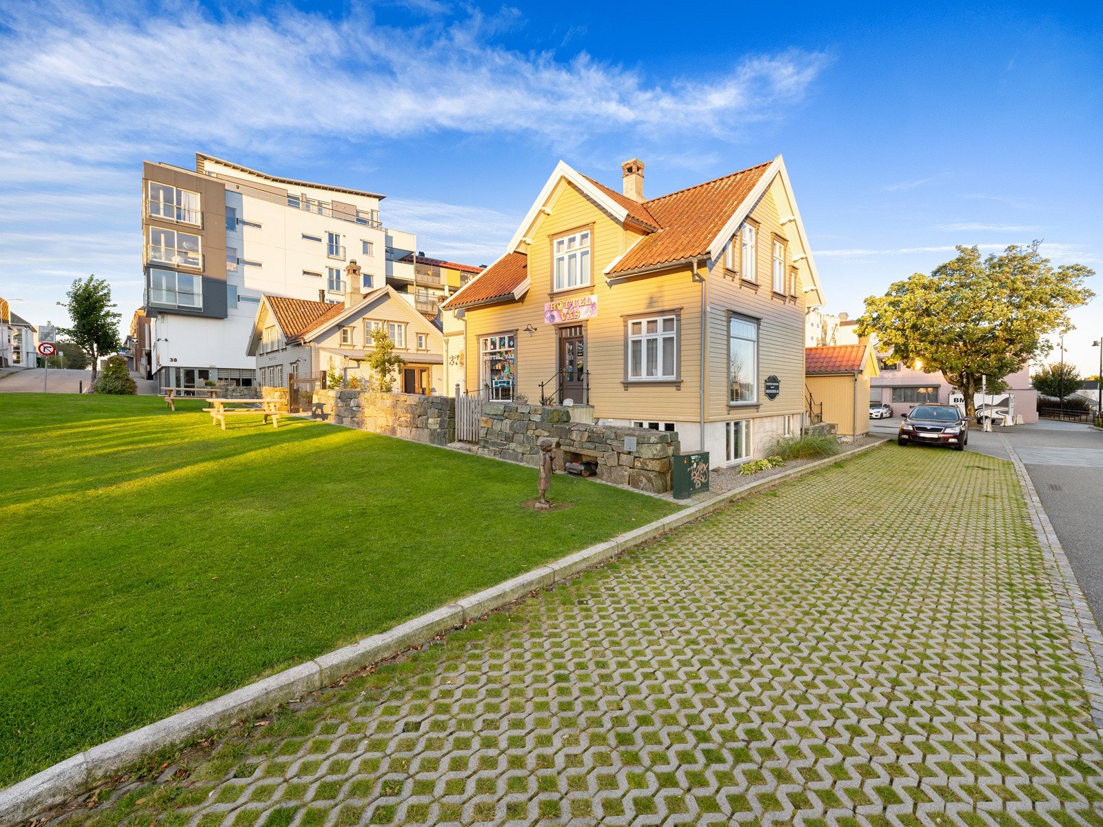 Som en del av byutviklingsprosjekt ved området Aarrestad ble det 40 tonn tunge huset løftet med kran til ny vanntett grunnmur ved elven 50 meter fra den gamle adressen. Galleribilde