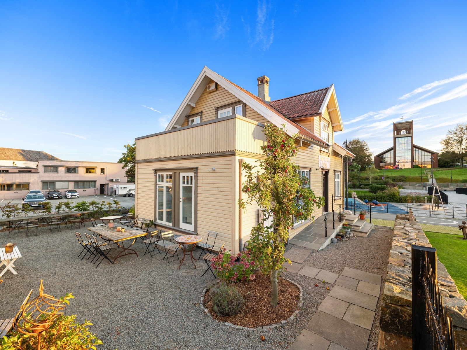 Sentralt i dette gjennoppbyggingsarbeidet har hensynet til sin stilhistorie vært der det ble laget nødvendige tilbygg for å skape plass til tekniske anlegg og rom for arbeidstilsynets krav om personalrom, samt ønske om soleksponert veranda for boligdelen. Galleribilde