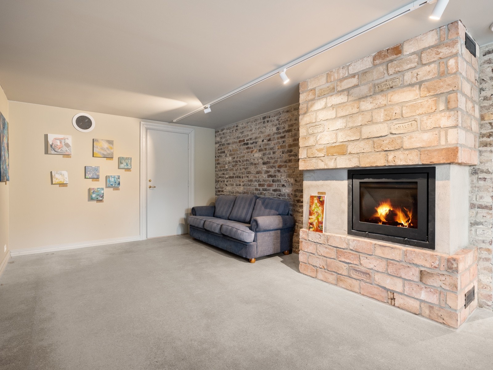 Det ble etablert helt ny kjeller i forbindelse med flyttingen av huset, men det er i samsvar med opprinnelig plantegning. Galleribilde