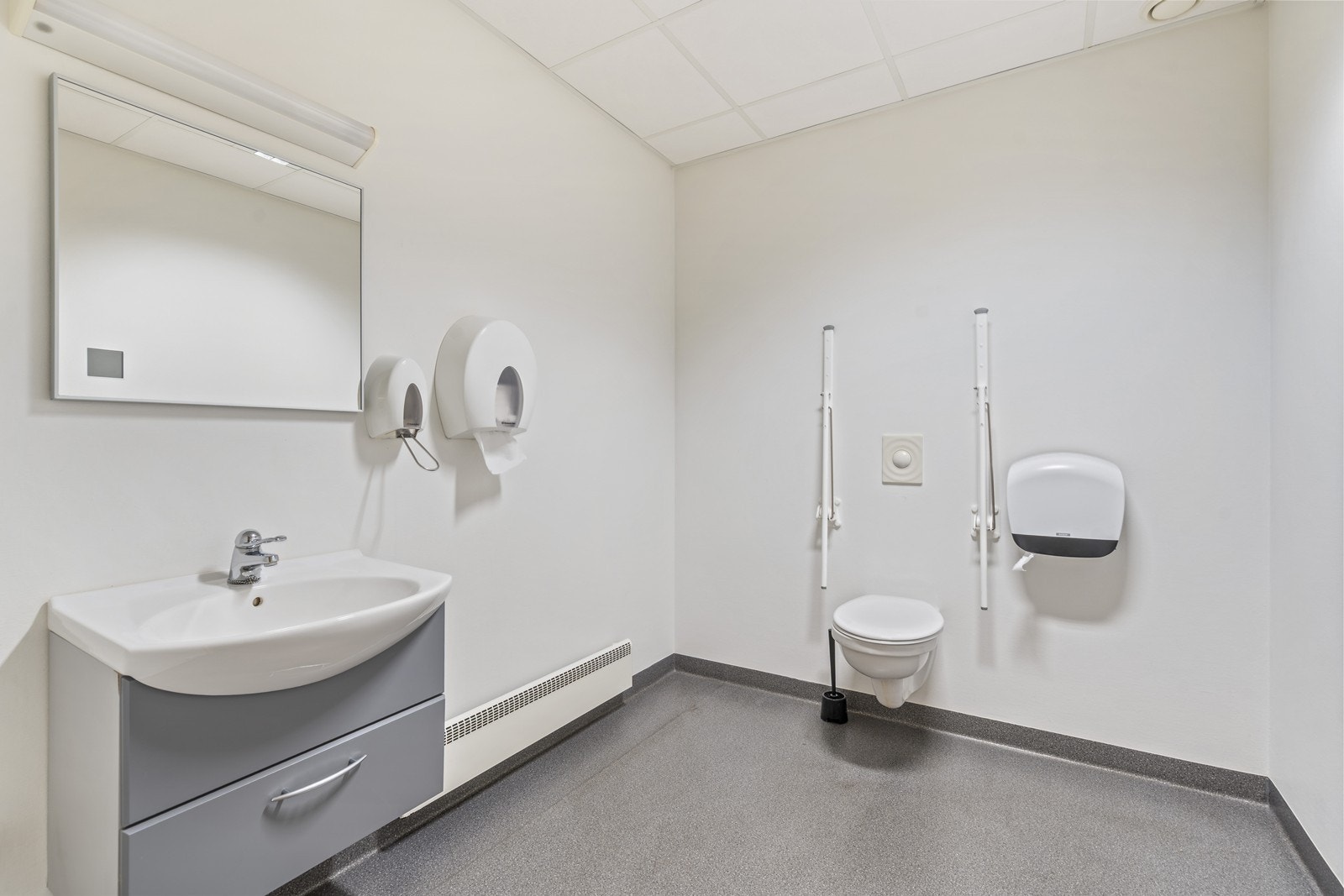 Felles toalettrom. Galleribilde