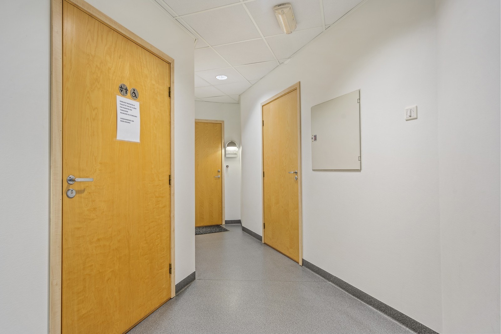 Det er felles inngang, gang, toalettrom og bøttekott. Galleribilde