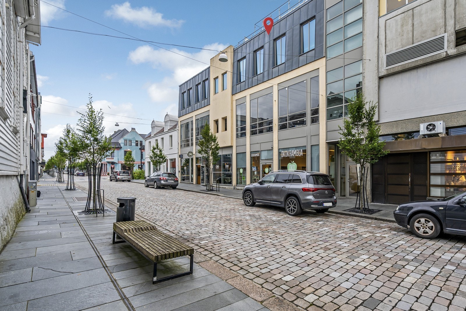 Med beliggenhet i Haraldsgata får du både høy synlighet og enkel tilgang, samtidig som du blir en del av et aktivt miljø med dagligvare, kafé, restaurant og flere etablerte bedrifter i nærheten Galleribilde