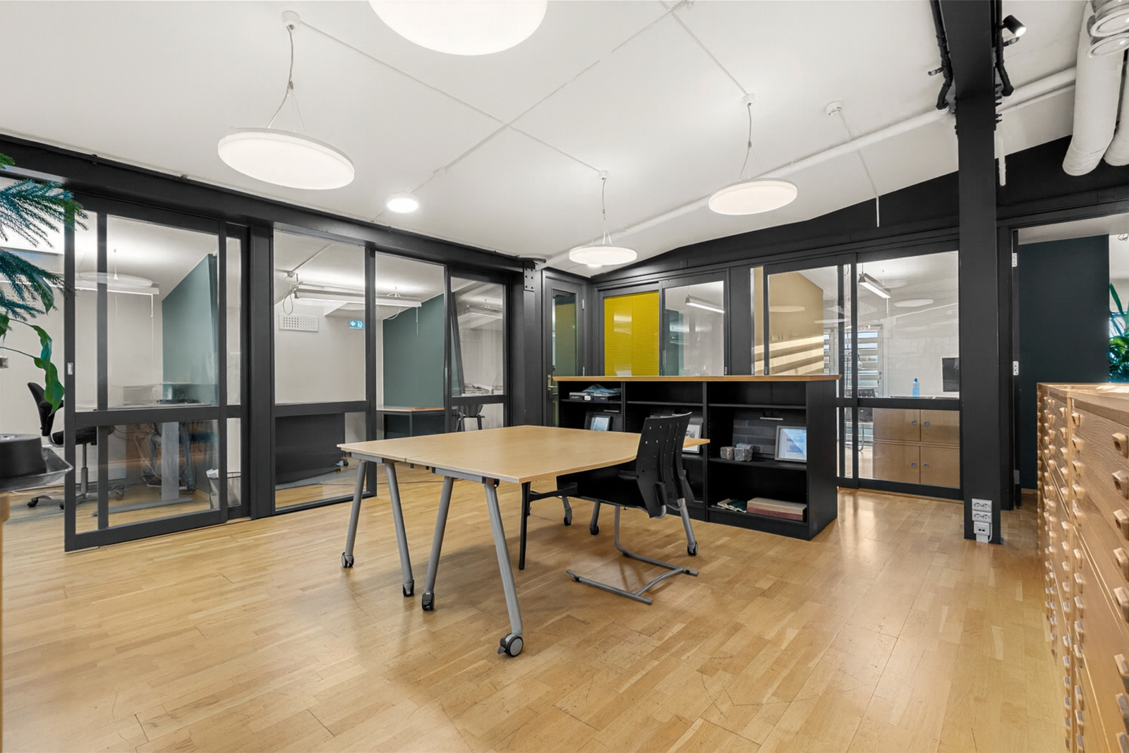 Arbeidsplasser i kontorer og i åpent landskap. Galleribilde