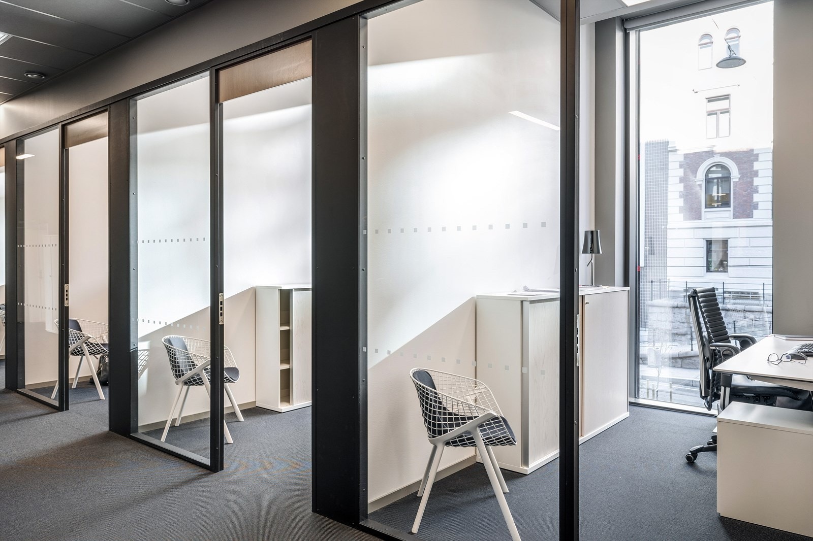 Attraktiv takhøyde og store vindusflater Galleribilde