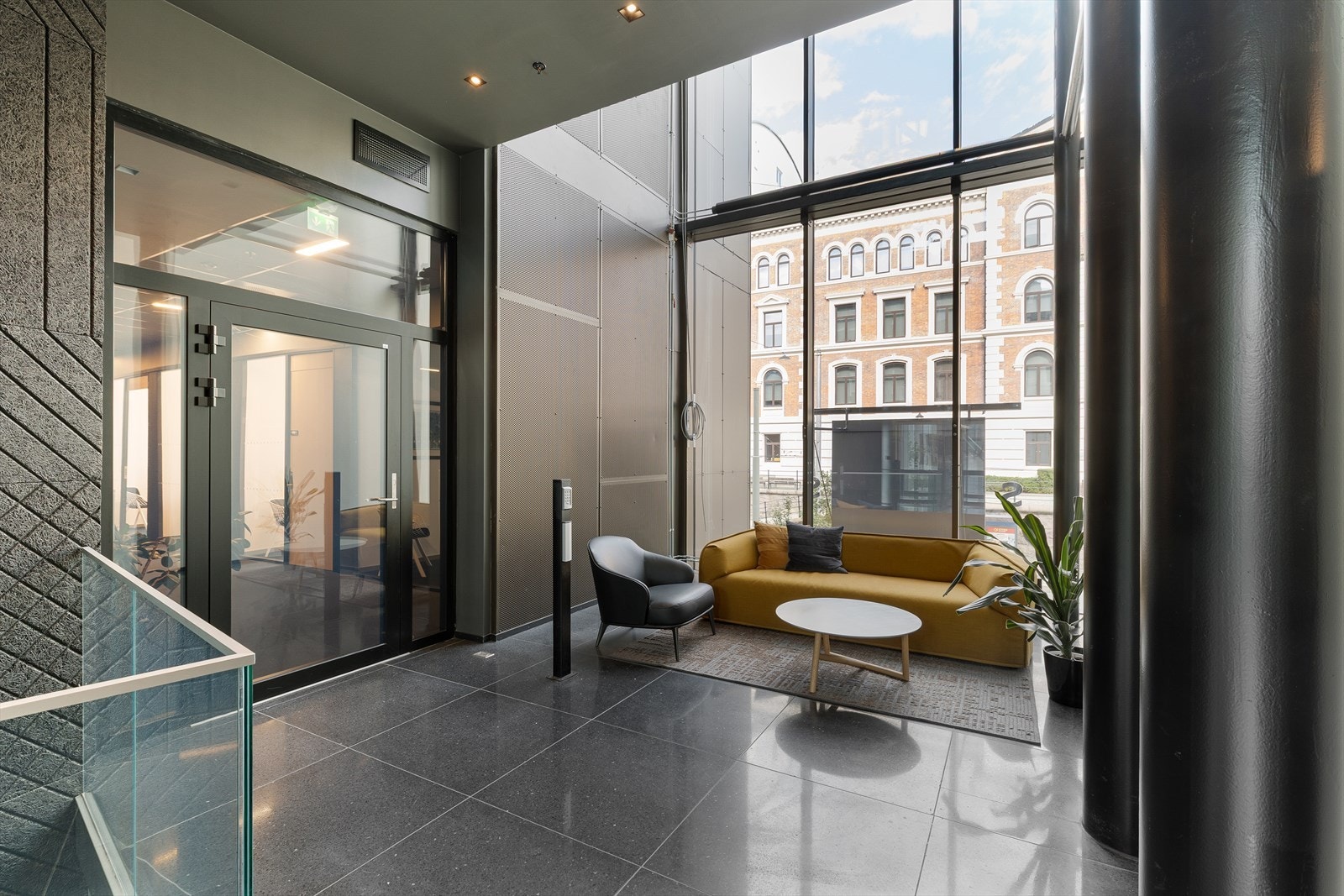 Inngangsparti kontoretasjen Galleribilde