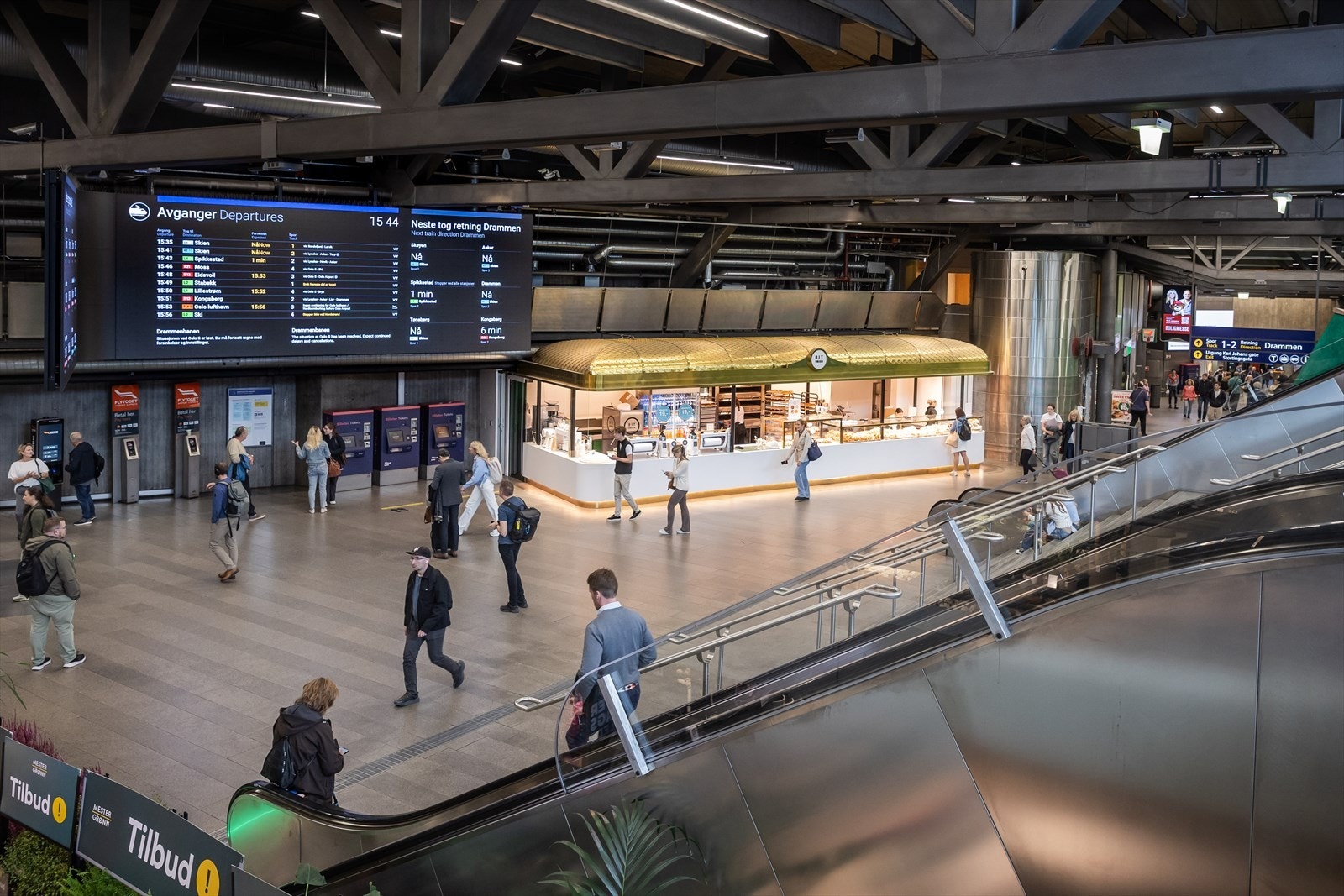 Tett på Nationaltheatret stasjon Galleribilde