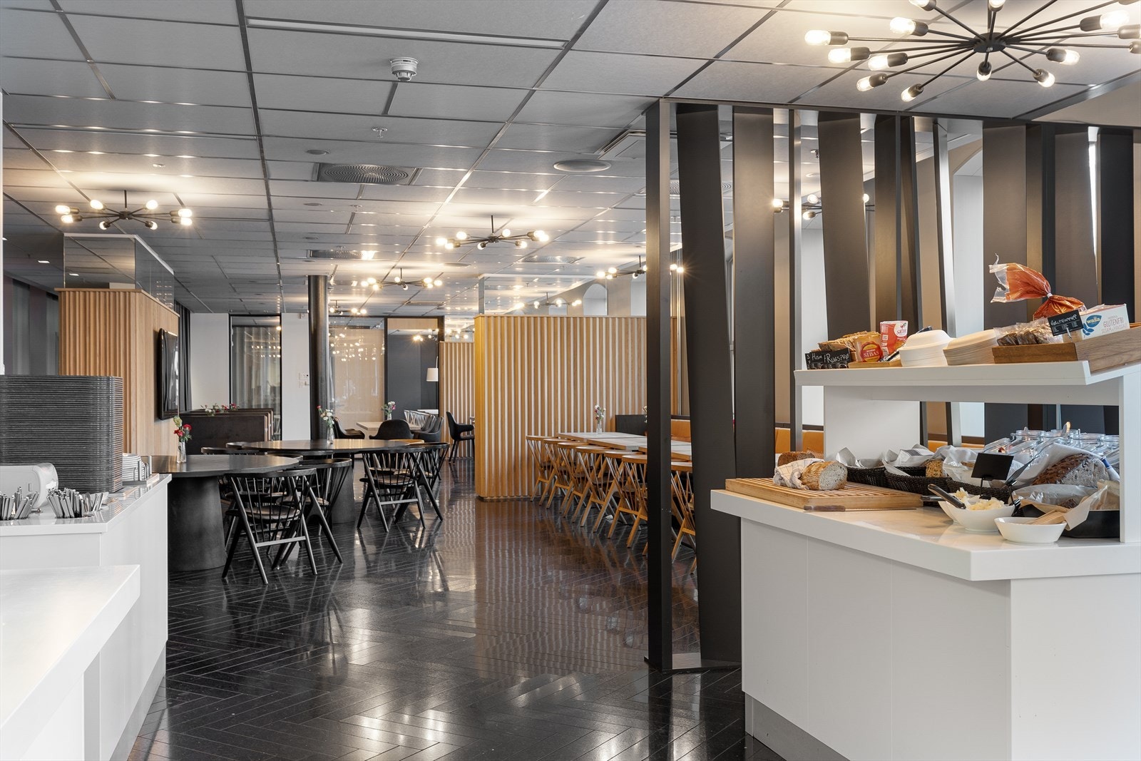 Personalrestaurant med servering igjennom hele dagen. Kontorlokalene har egen chambre séparée. Galleribilde