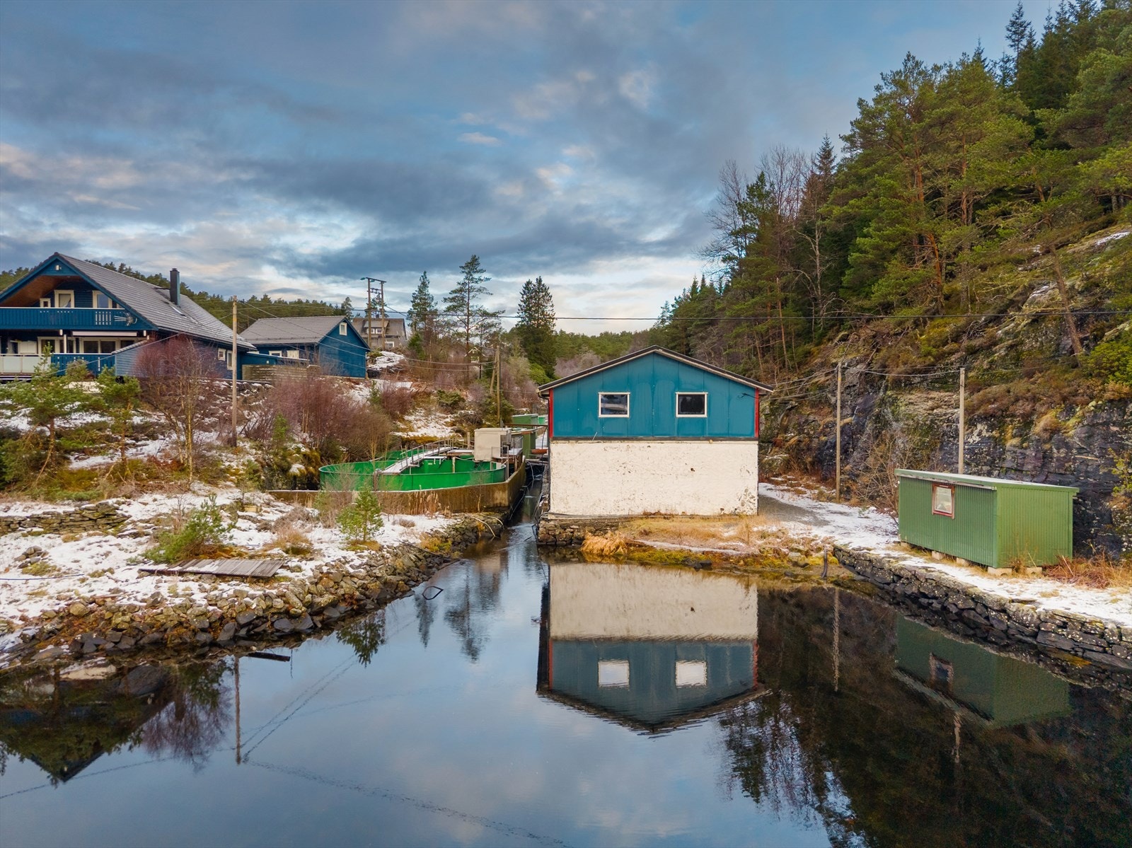 Eiendommen ligger fint til og har egen tomte grense til sjøen Galleribilde