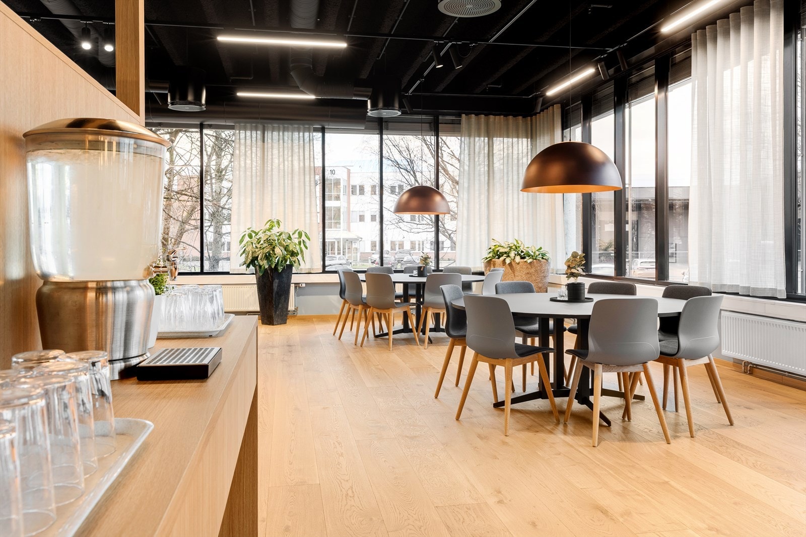 på plan 1 ligger også byggets nyetablerte personalrestaurant i lyse og fine omgivelser, med utsikt mot Alnaelven Galleribilde