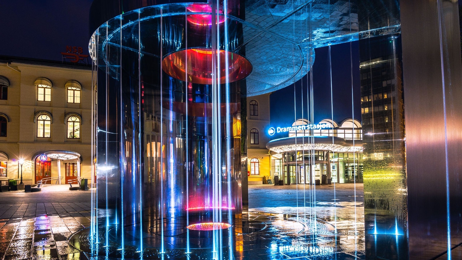 Jernbanetasjonen ligger rett ved siden av Strømsø Torg 9 Galleribilde