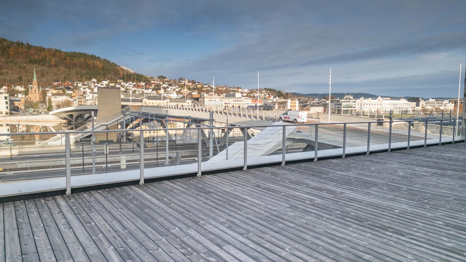 Egen takterrasse med utsikt ut over den nye bybroen og elven Galleribilde