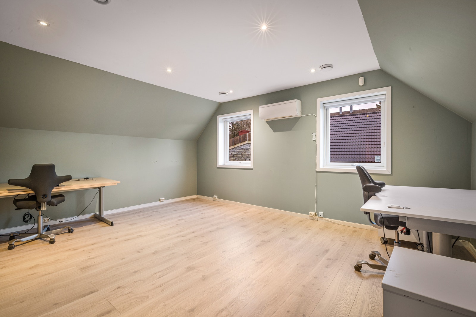 Stort rom med plass til flere arbeidsplasser Galleribilde