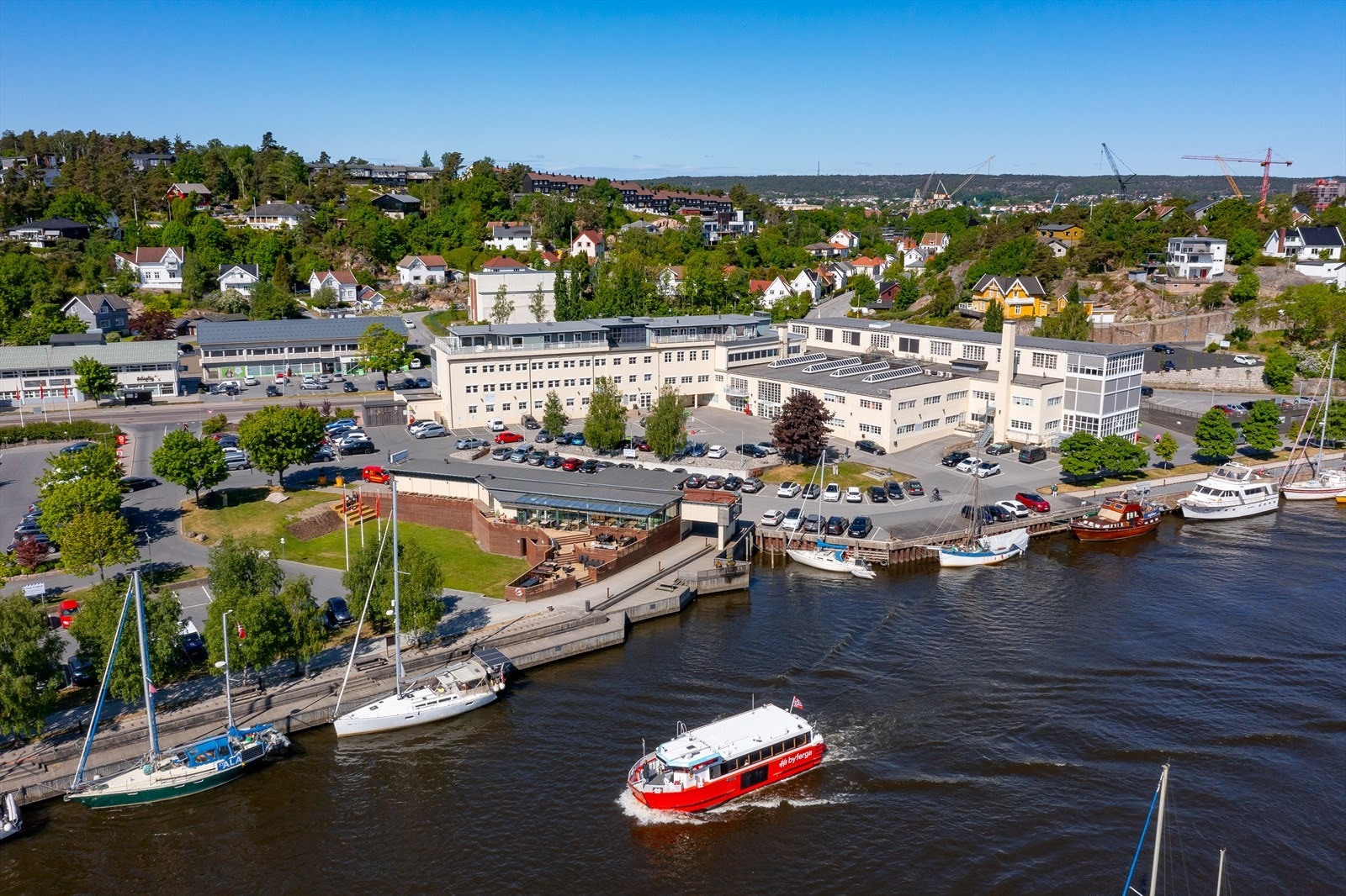Kun 5 min gangvei til fergeholdeplass på Smertu Galleribilde