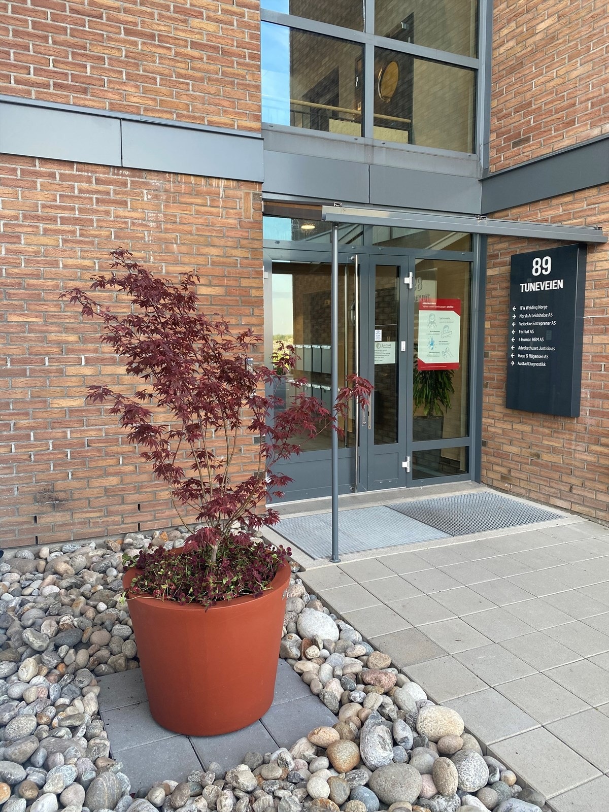 inngangsparti der alle virksomheter er tydelig skiltet Galleribilde