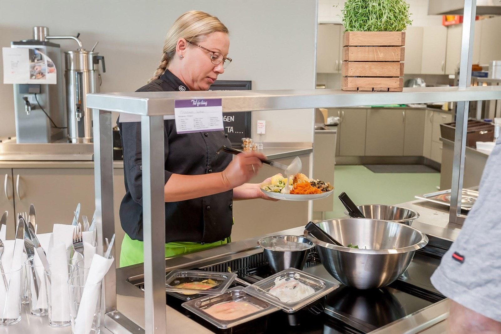 I kantina serveres varmmat hver dag Galleribilde