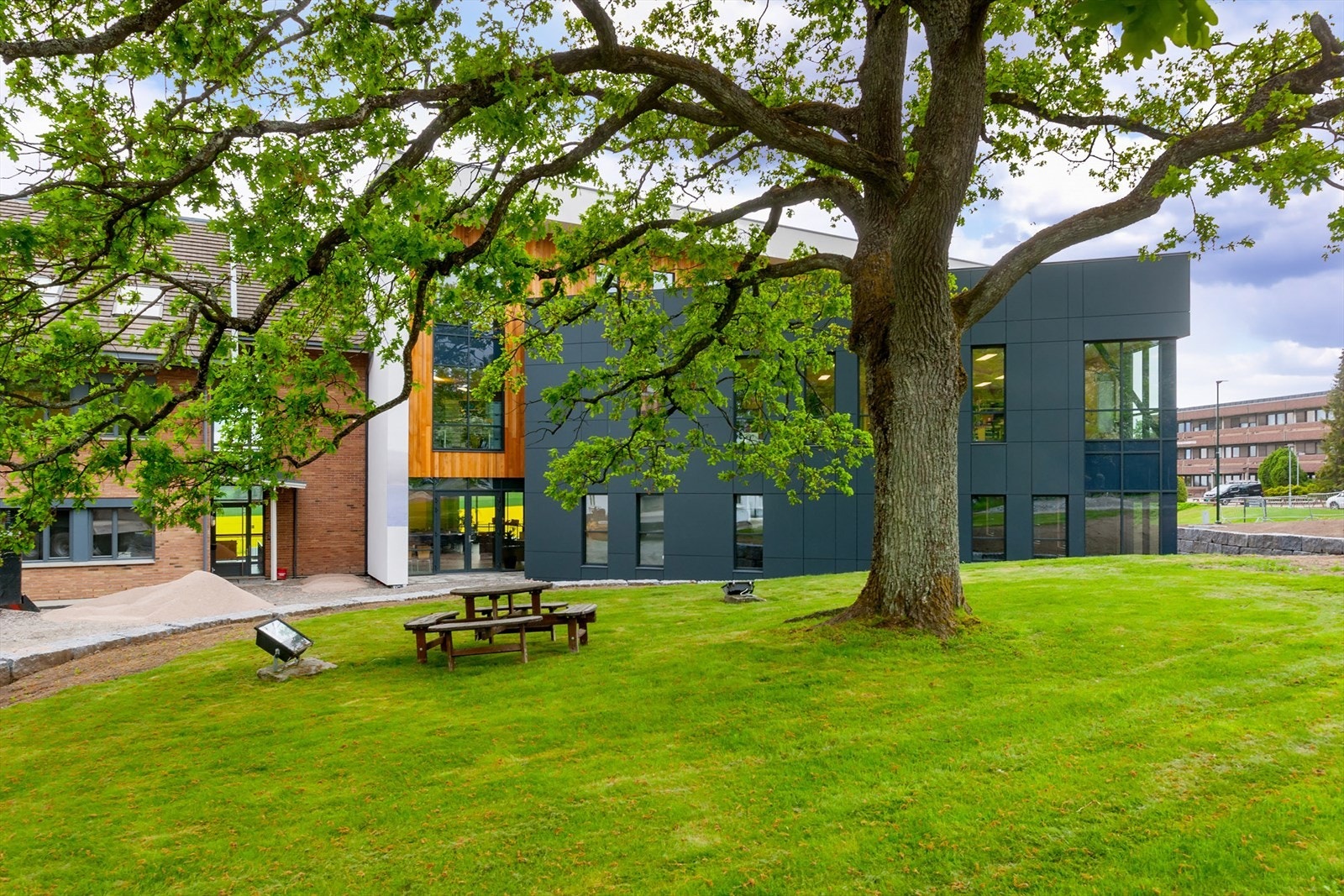 Uteareal med plass for å innta lunsjen Galleribilde