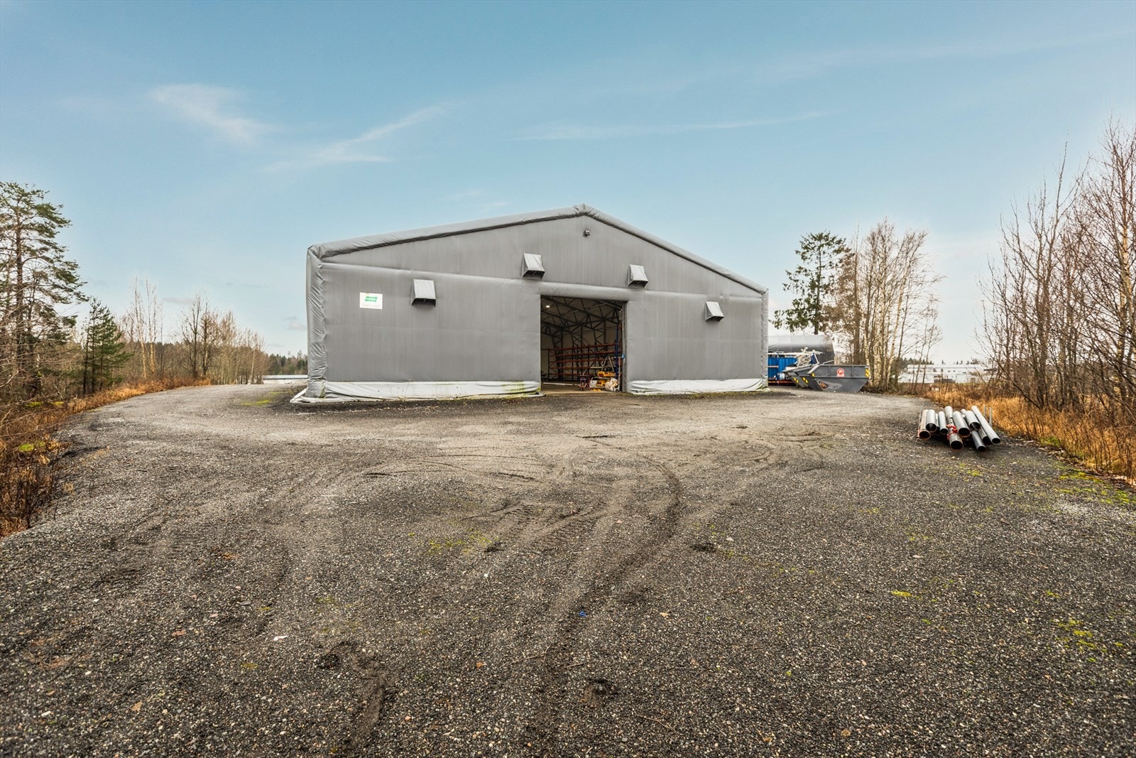 Lagertelt 20 x 24 x 5m fra 2018 med kjøreport 4x4m i begge ender Galleribilde