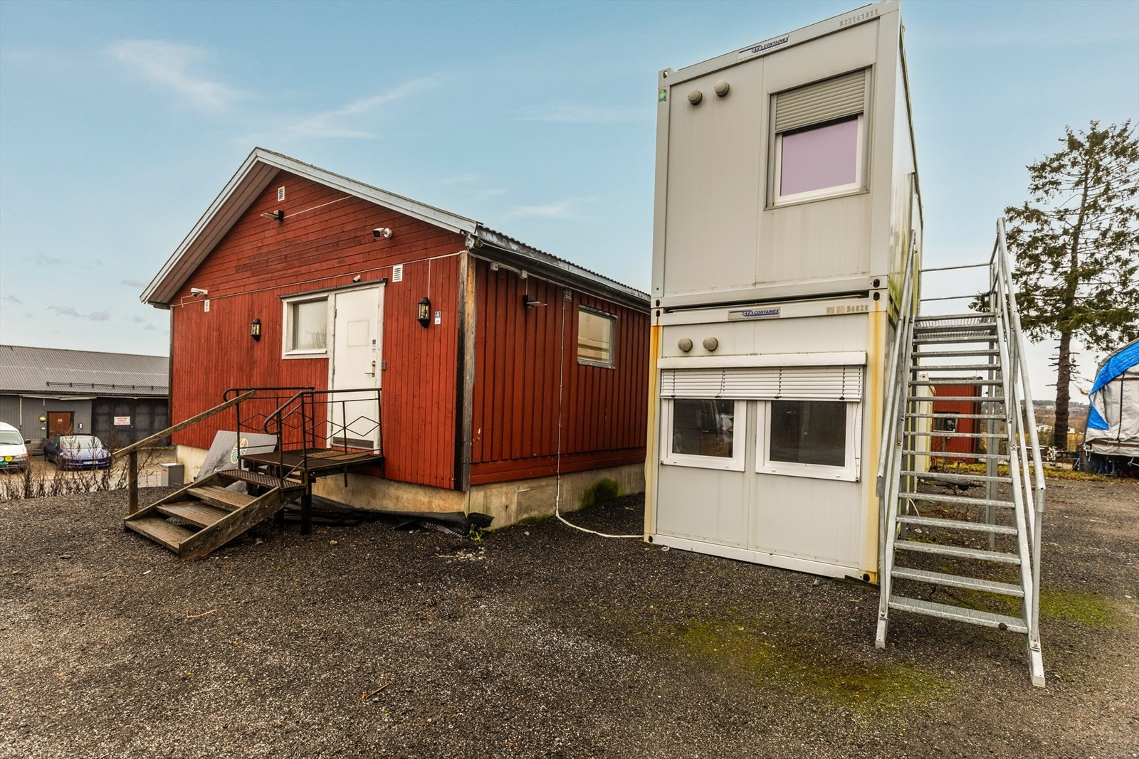 Kontorbygg fra 1979, utvidet 2005. Kontorbrakker med trapp kan også kjøpes i tillegg. Galleribilde