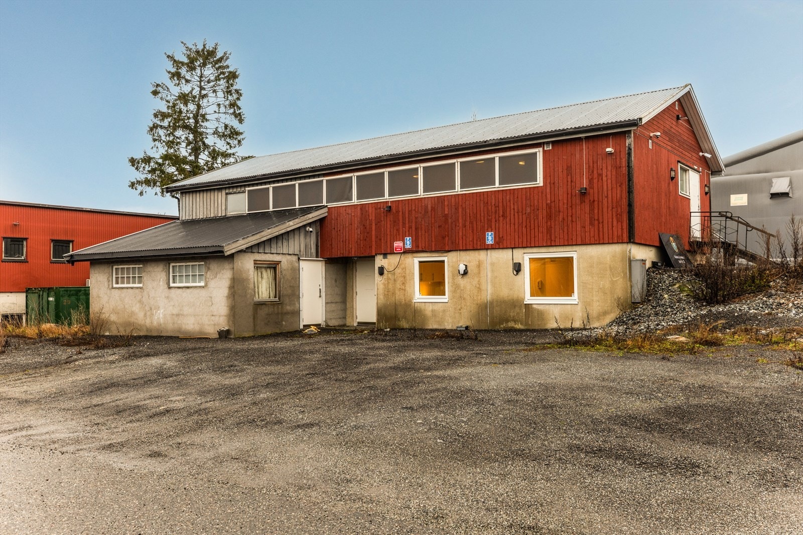 Kontorbygg fra 1979, utvidet 2005 Galleribilde