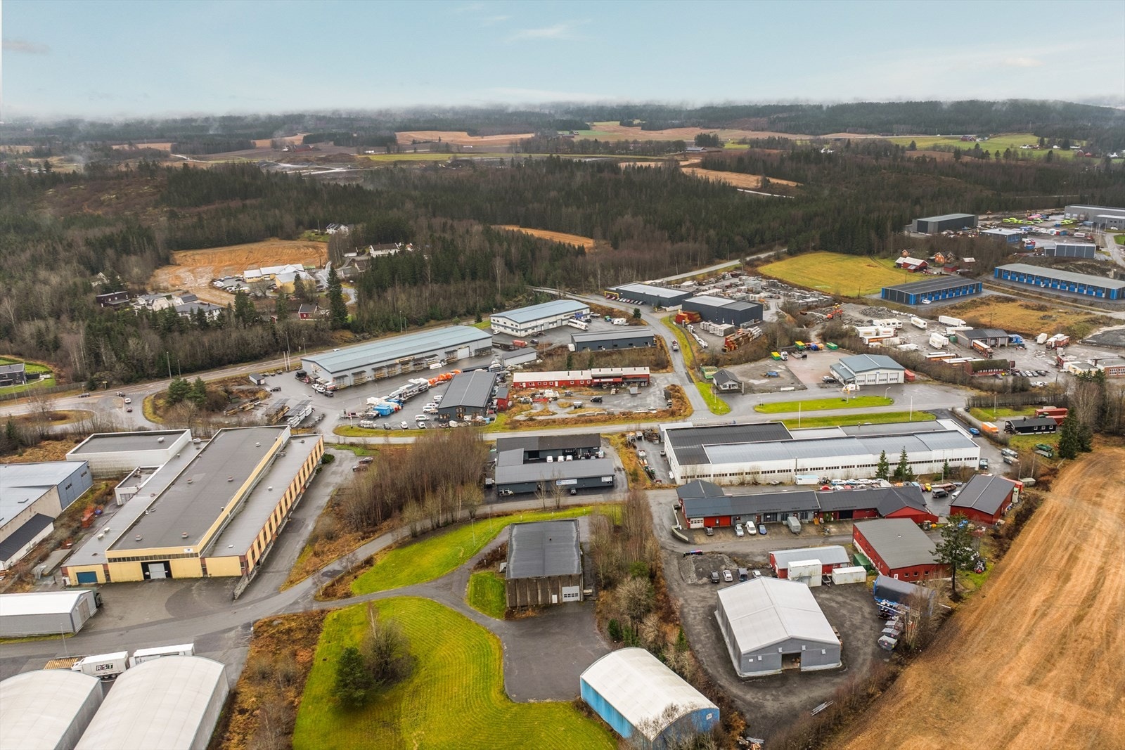 Beliggende på Løvestad Industifelt, et område med utstrakt næringsvirksomhet i Spydeberg Galleribilde