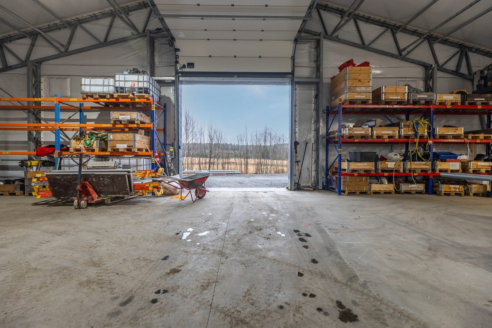 Lagertelt 20 x 24 x 5m fra 2018 med kjøreport 4x4m i begge ender Galleribilde