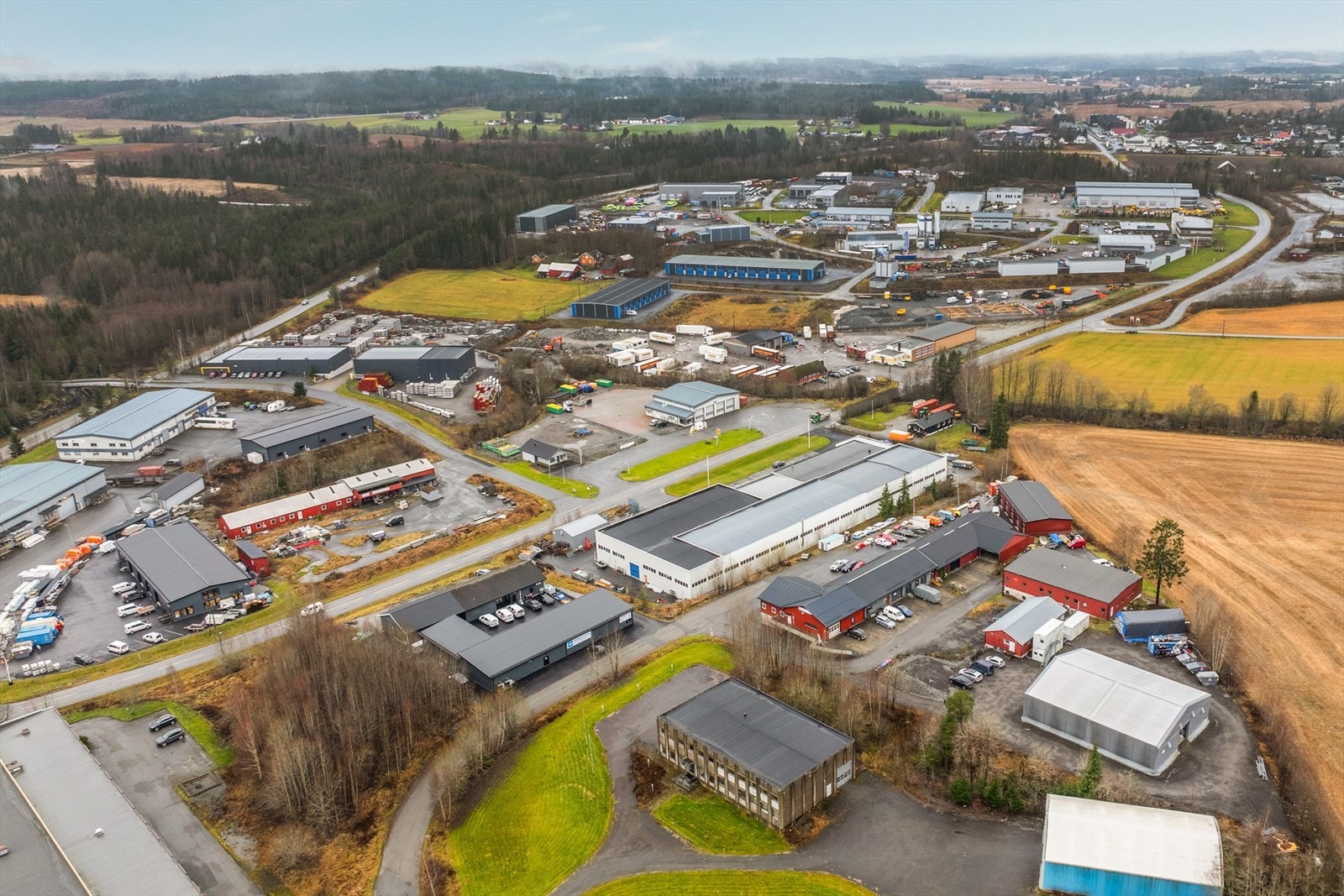 Beliggende på Løvestad Industifelt, et område med utstrakt næringsvirksomhet i Spydeberg Galleribilde