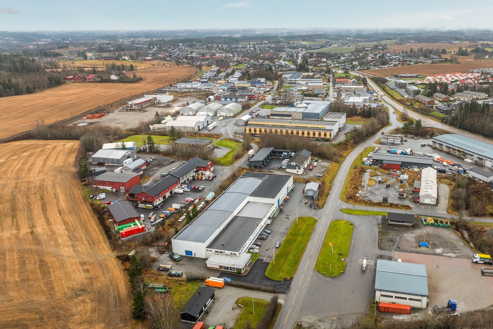 Beliggende på Løvestad Industifelt, et område med utstrakt næringsvirksomhet i Spydeberg Galleribilde
