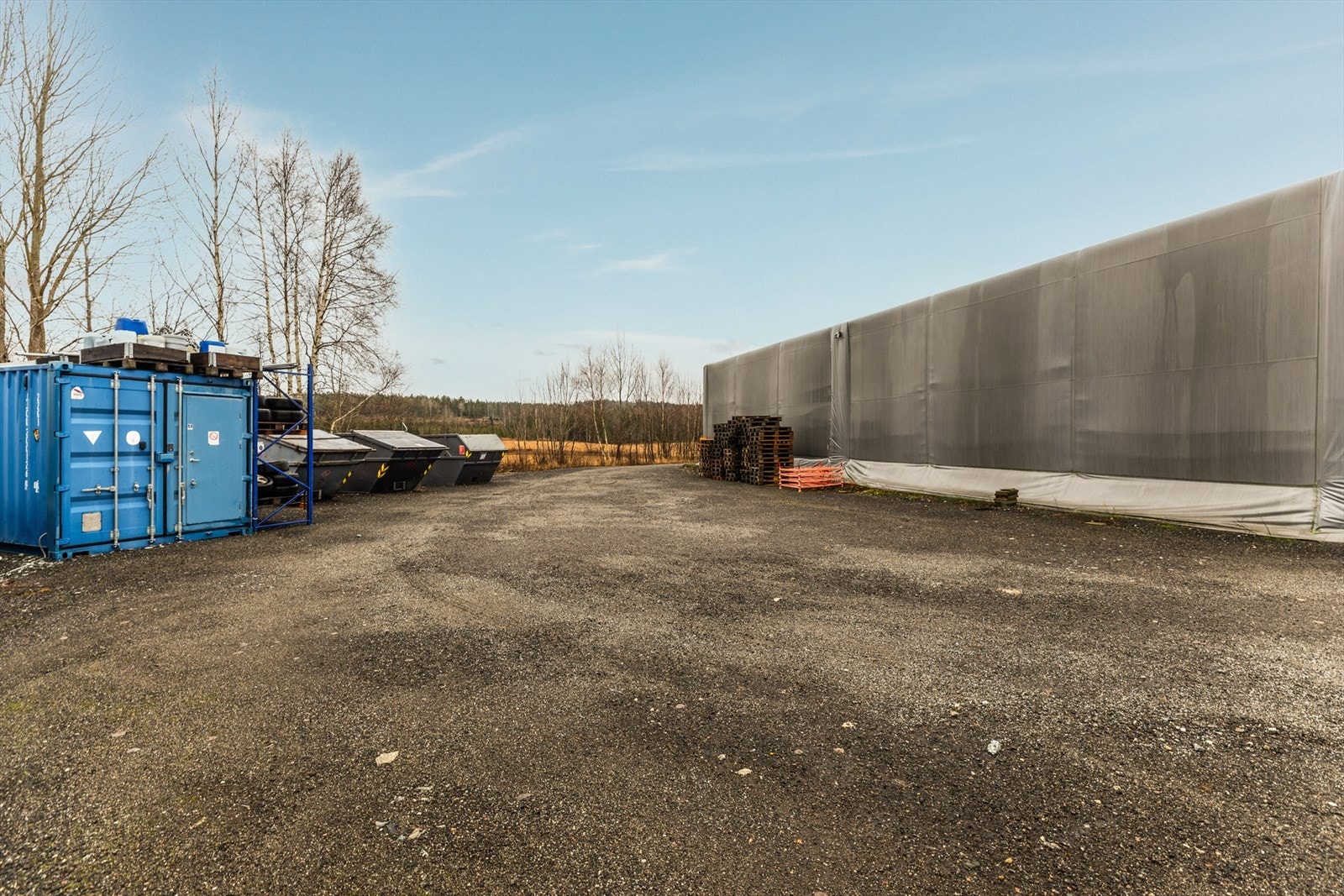 Utendørsarealer med gruset dekke. Lagercontainer kan kjøpes i tillegg. Galleribilde