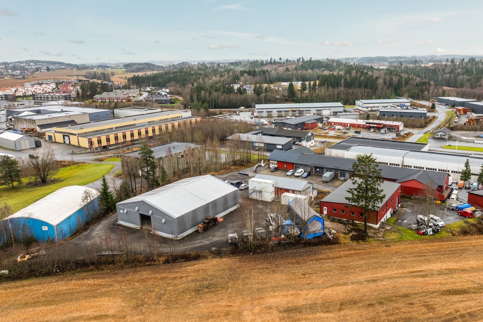 Beliggende på Løvestad Industifelt, et område med utstrakt næringsvirksomhet i Spydeberg Galleribilde