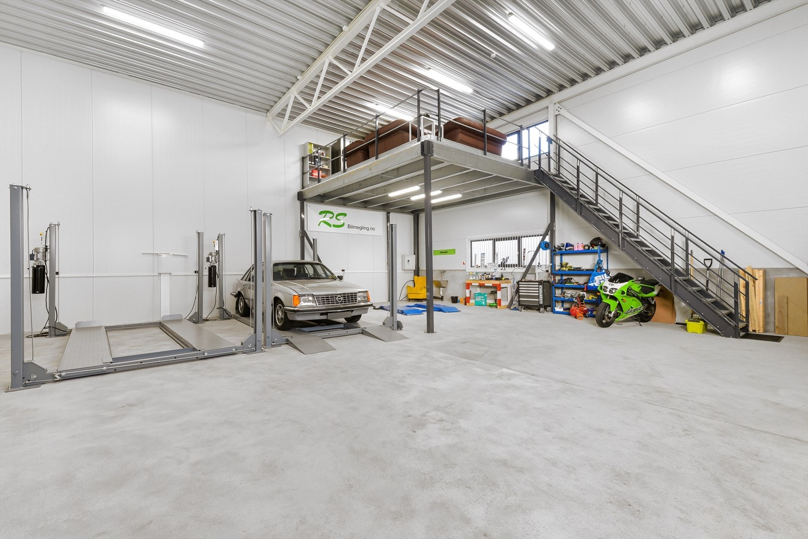 Seksjonen fremstår som moderne, lys og svært godt tilrettelagt for verksted-, lager- eller håndverksvirksomhet. Galleribilde