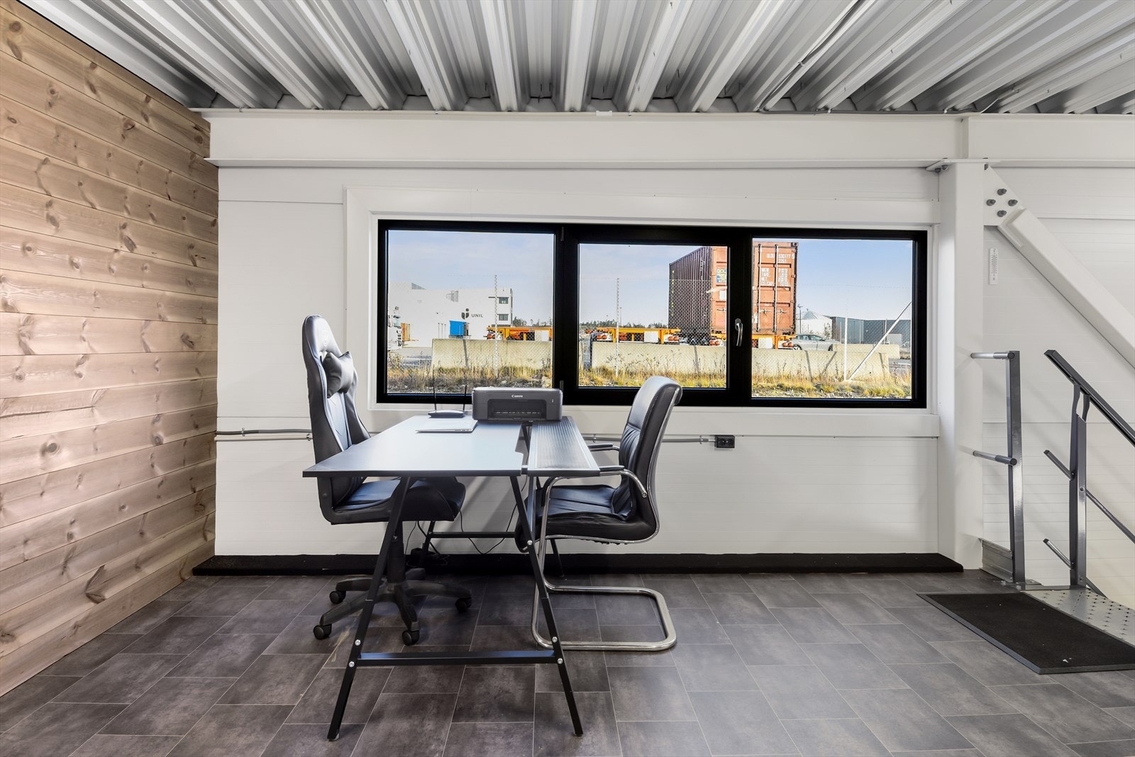 Siden seksjonen ligger i enden har du endevinduene som gir naturlig lys inn. Galleribilde