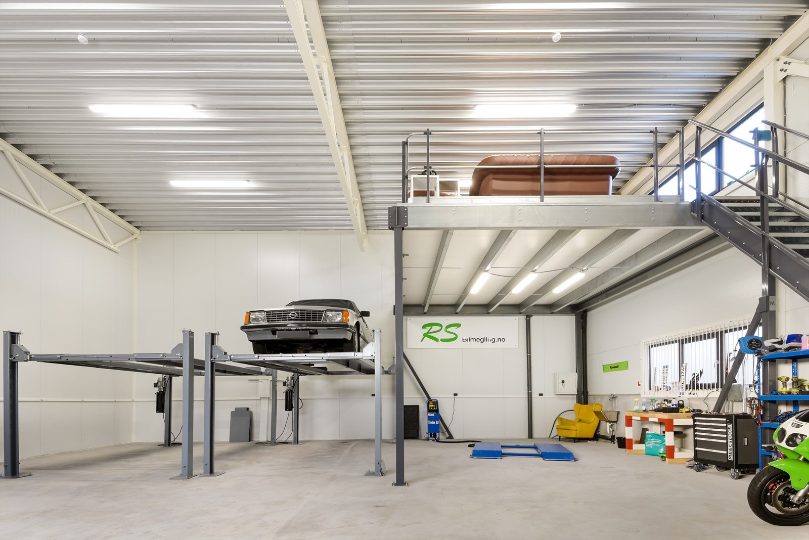 Lokalet har oversiktlige soner for verktøy, utstyr og arbeidsområder. Galleribilde