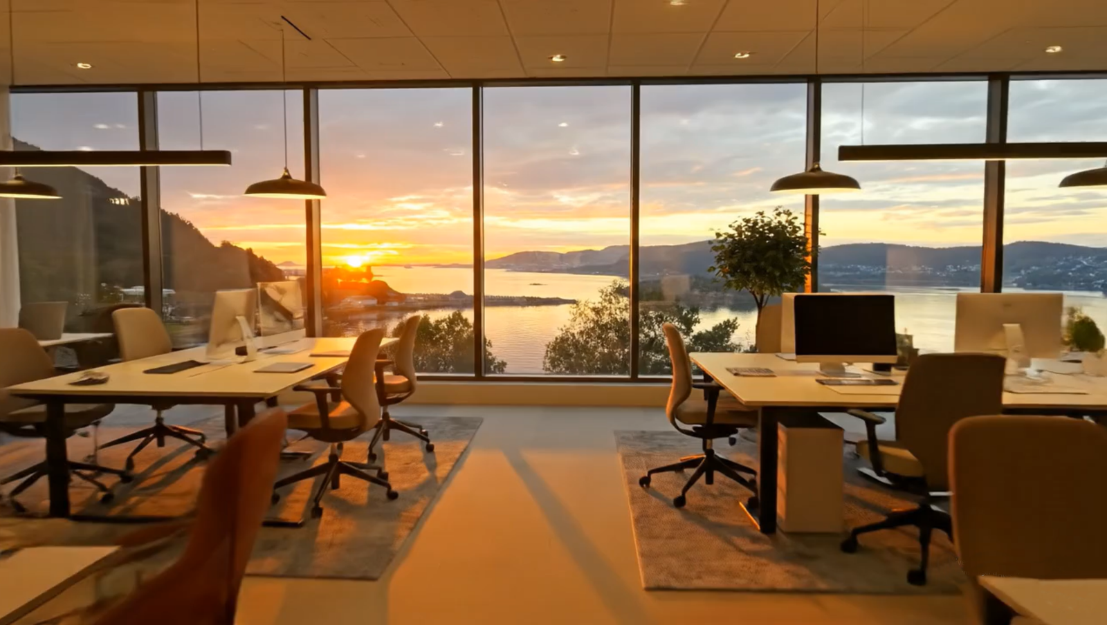 Fantastisk utsikt mot fjord og fjell ! Galleribilde