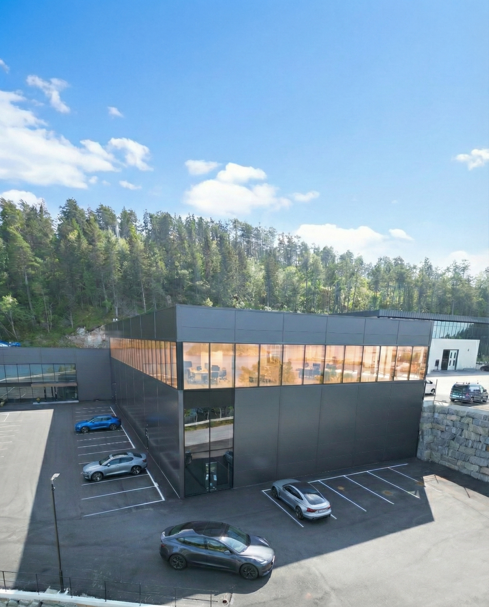 Moderne kontorbygg med store vindusflater, godt lysinnslipp og naturskjønn beliggenhet – ideelt for inspirerende arbeidsmiljø. Padel/aktivitetssenter i 1. etg. Galleribilde
