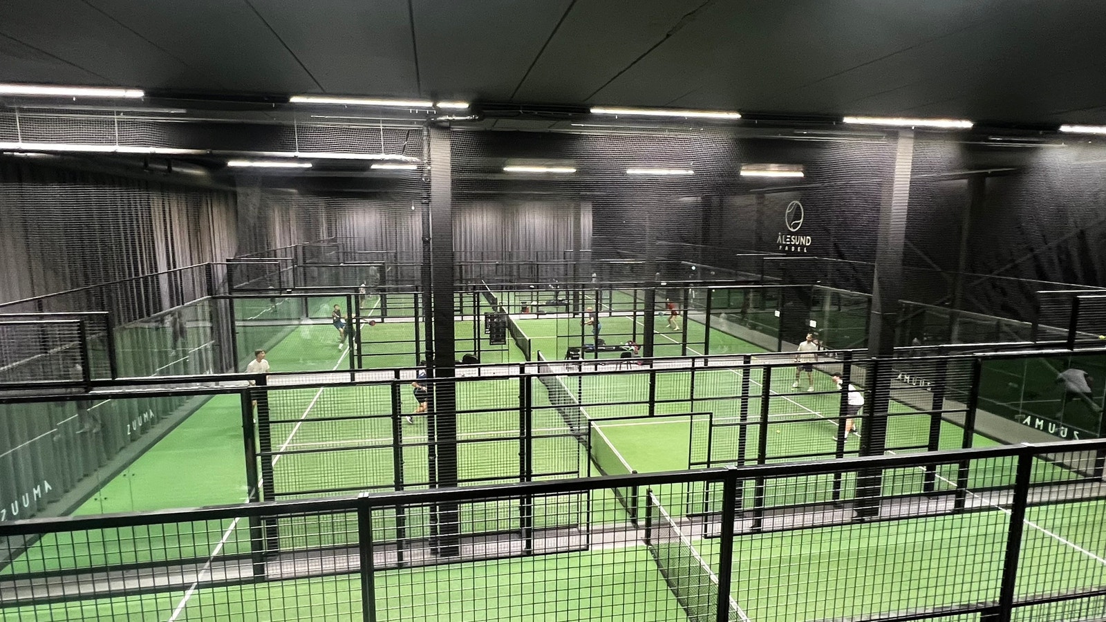 "En kontoradresse med både stil og puls – jobb i inspirerende omgivelser, med padel som nærmeste nabo i underetasjen." Galleribilde